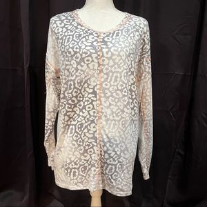 Lilypad leopard ombré top with orange stitching detail. Sz L.